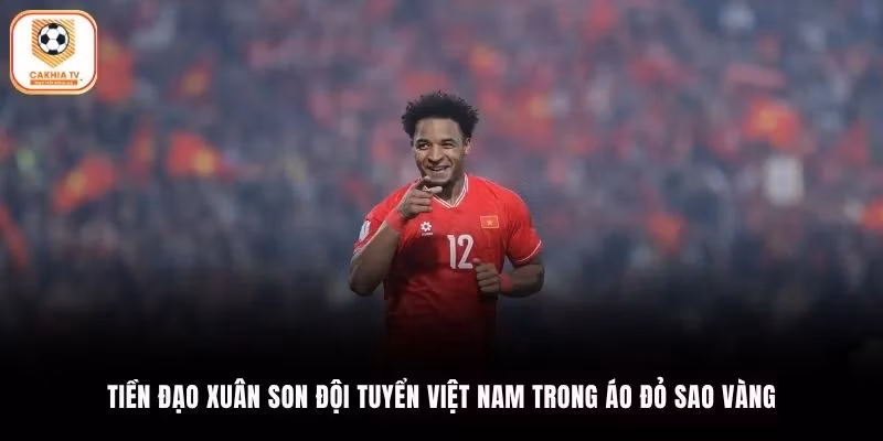 Tiền đạo Xuân Son đội tuyển Việt Nam trong áo đỏ sao vàng